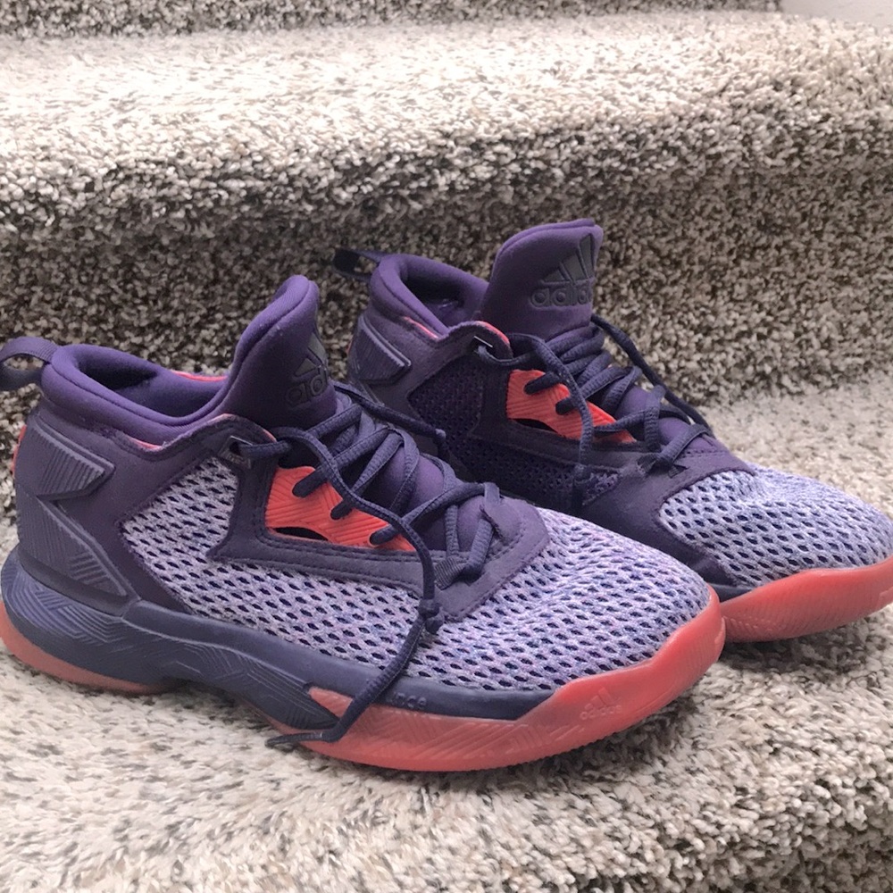 Basketball shoes